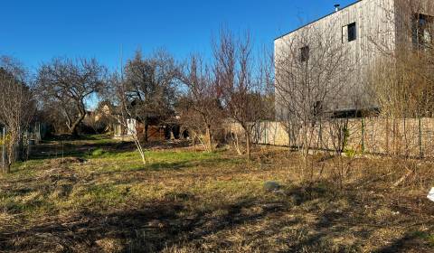 SLNEČNÝ STAVEBNÝ POZEMOK 801 M2 NA LEVANDUĽOVEJ ULICI VO VRAKUNI