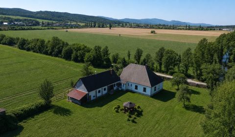 Dom na samote pri lese s pozemkom 3.160m2, Cerová