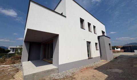 5-IZBOVÝ RODINNÝ DOM NAD SEKČOVOM – VIAC PRIESTORU, VIAC SÚKROMIA...