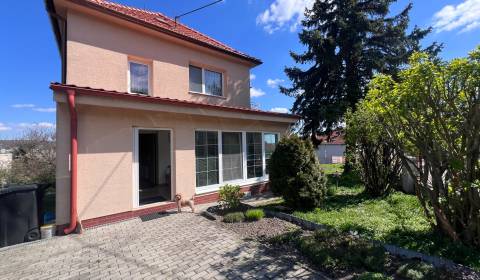 VIACGENERAČNÝ RD V DÚBRAVKE S VÝHĽADOM NA ZAUJÍMAVOM POZEMKU 764 M2