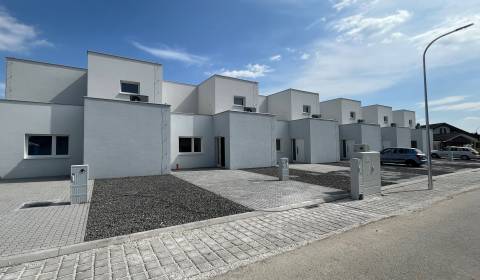 SKOLAUDOVANÉ! Novostavba štvorizbových rodinných domov v Hornej Strede