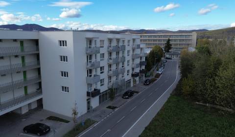 Nové obchodné priestory s parkovacím státím | 57m2 | Zlatovce