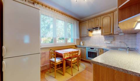 -rezervované- Na predaj 3-izbový zariadený byt so zasklenou lodžiou