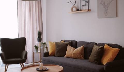 PRIESTRANNÝ 2-IZB. APARTMÁN V SRDCI DONOVALOV V LUXUSNOM KOMPLEXE