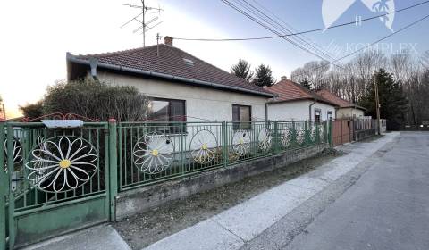 Vám ponúka rodinný dom s veľkým pozemkom v obci