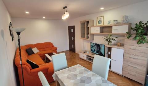 Na PREDAJ prerobený 3 izbový BYT s balkónom-širšie CENTRUM Nové Zámky