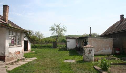  PREDAJ 2053 m2 stavebný pozemok, starší RD, všetky IS, Veľká Ida