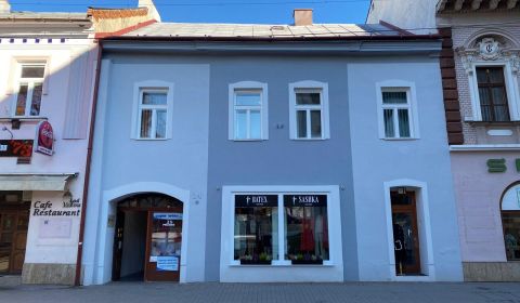 Administratívne a obchodné priestory v budove na námestí v Poprade