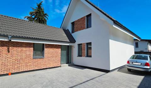 4-IZBOVÝ RODINNÝ DOM, 3 x parking, BAII – Vrakuňa, Hradská ul.
