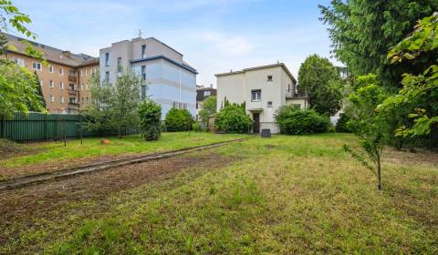 REZERVOVANÉ I I Rodinný dom v centre veľkým pozemkom