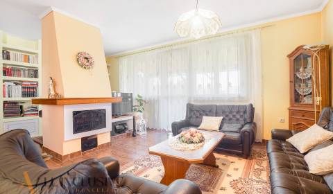 NA PREDAJ 5-IZBOVÝ POSCH. RD S DVOJGARÁŽOU, HORNÉ MÝTO