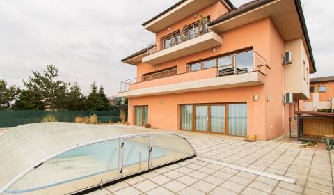 Nadštandardný 4i byt (180m2) s terasou vo vile s bazénom