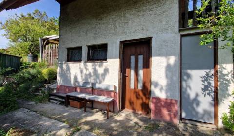 MUROVANÁ REKREAČNÁ CHATA S POZEMKOM 527m • SENICA • KUNOV