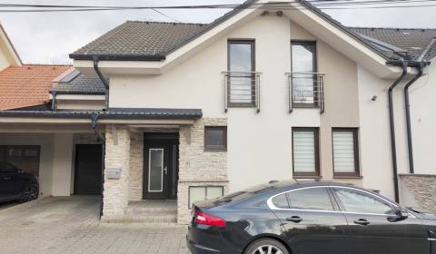 NOVÁ CENA!!! 5 izbový rodinný dom s garážou, Moravany nad Váhom