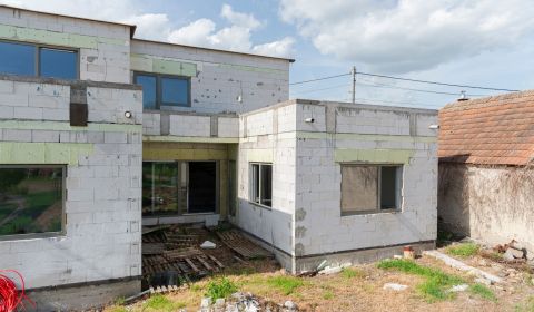 Priestranný dvojpodlažný rodinný dom s veľkou terasou Plášťovce