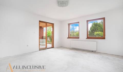 NA PREDAJ PRIEST. 3-IZB. BYT S TERASOU A PARK.,VYDRANY