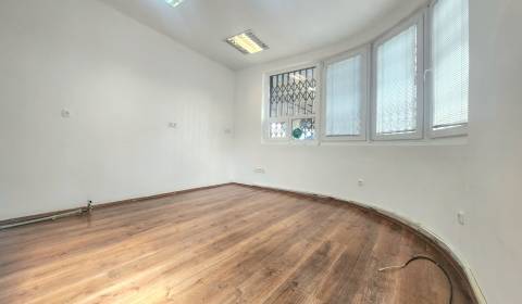 - PRENÁJOM - OBCHODNÝ PRIESTOR - 18 M² - STARÉ MESTO