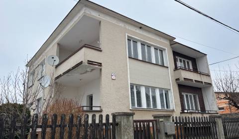 Na predaj 4-izb. byt s pozemkom a výhľadom na Trenčiansky hrad