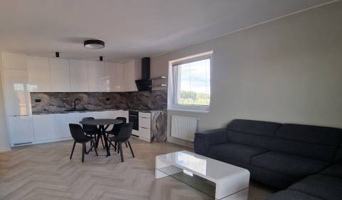 PRENÁJOM- Poprad 3-izbový byt centrum, 2 garáž.státia, balkón,80 m2