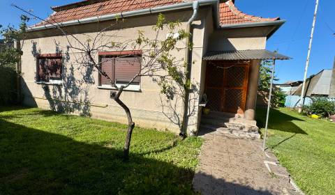 Predám 3 izbový rodinný dom v tichej uličke v Nesvadoch