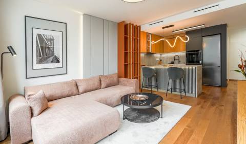 Nadštandardný, dizajnový 2i byt 53m2, lodžia, parking, VYDRICA
