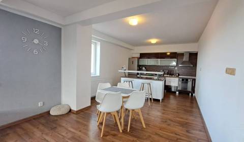  Priestranný 2-izbový byt v Hornom Slavkove na prenájom