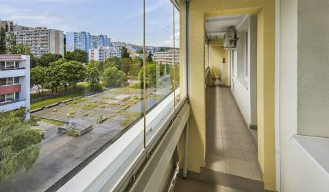 PREDANÉ! 2-IZBOVÝ BYT, PÔVODNÝ STAV, VEĽKÁ LOGGIA, KARLOVA VES