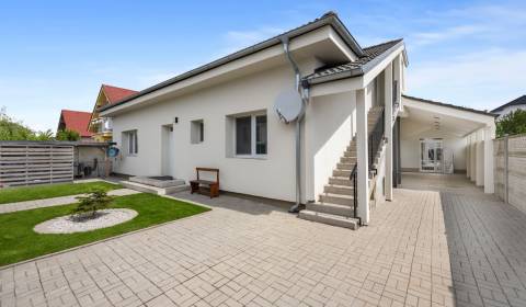 Krásny rodinný dom s dvomi priestrannými bytovými jednotkami