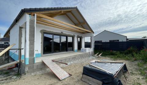 Krásny 4 izbový RD bungalov 114,25 m2 na pozemku 494 m2, Senec