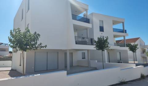 CHORVÁTSKO - Moderné apartmány neďaleko peknej pláže - VODICE