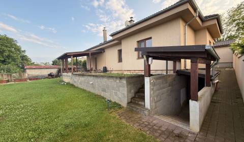 NR-TT Dom, ktorý rastie s vami s výhľadom na Zobor