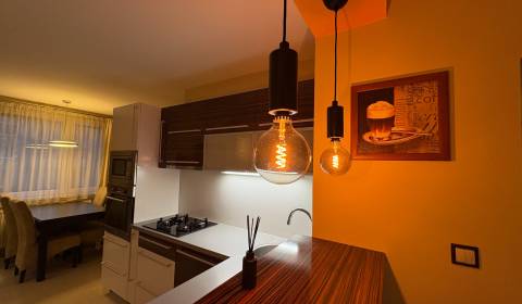 NA PREDAJ zariadený zrekonštruovaný 3 izbový byt, Komárno