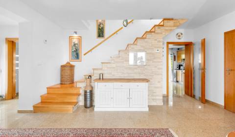 Trojpodlažný RD po rekonštrukcii, 215 m2, pozemok 446 m2, Kalvária