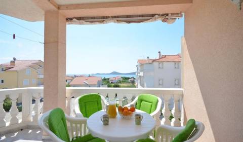 ☀Vodice – kompletne zariadený 3-izbový apartmán s výhľadom na more