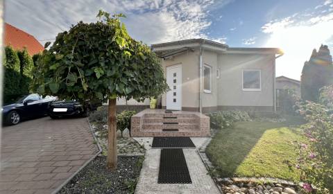 3 - IZBOVÝ BUNGALOV S BAZÉNOM A S ROZĽAHLÝM POZEMKOM, HVIEZDOSLAVOV