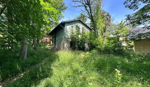 Na predaj staršia chata v Modre – časť Harmónia, pozemok 460 m²