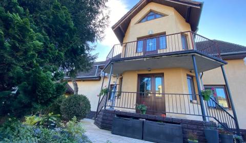 Dvojgeneračný 6 izb. RD, vyhľadávaná pokojná lokalita, Ružinov