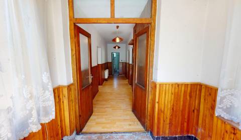 (1.985 m²) DOM V KLUKNAVE S VEĽKÝM POZEMKOM