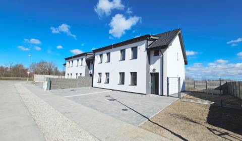 4-IZBOVÝ RD S TEPEL. ČERPADLOM A ROHOVÝM POZEMKOM