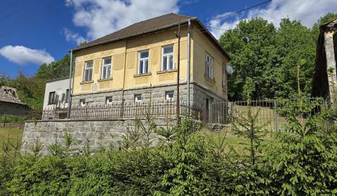 Rodinný dom s veľkým pozemkom v obci Chrťany