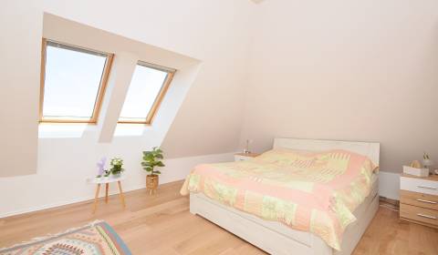 Predaj priestranný, zariadený 2i byt s 7,15 m2 terasou, pivnica, Rajka
