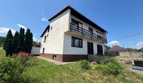 GYŇOV: Priestranný tehlový 6 izbový rodinný dom, pozemkok 605 m2