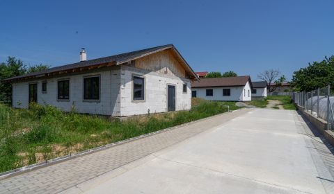 NOVOSTAVBA S VEĽKORYSÝM POZEMKOM PRI KOŠICIACH, 950 m², VAJKOVCE
