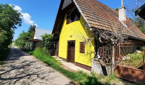 Viničný domček s altánkom, vinicou a ovocným sadom v Malých Kozmálovci