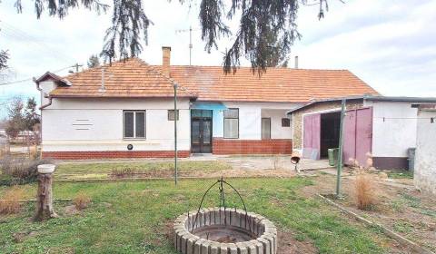 Zachovalý trojizbový rodinný dom s garážou v centre podunajskej obci K