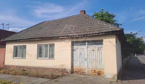 Rezervované - Rodinný 2-izbový dom v Hlohovci neďaleko hrádze na preda