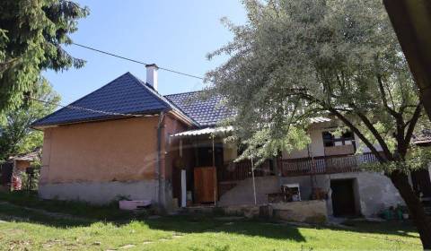 NOVÁ CENA ! Pôvodný gazdovský dom s vínnym domčekom a väčším pozemkom