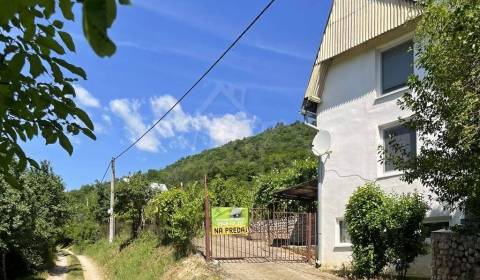 Chata s funkčnou vinicou nad obcou Hrušov