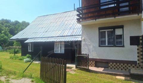 Murovaný dom s dreveničkou na krásnom a tichom mieste s veľkým slnečný