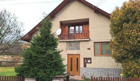 Praktický dom na peknom pozemku, vhodný na bývanie, alebo na rekreačné